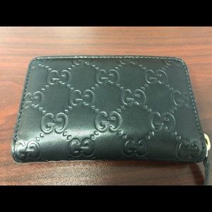 Authentic preowned Gucci black leather card case